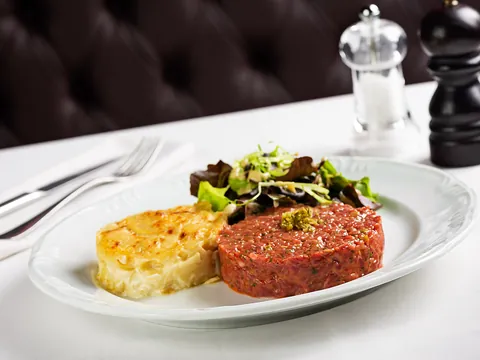 Tartare de carne com batata gratinada e mix de folhas